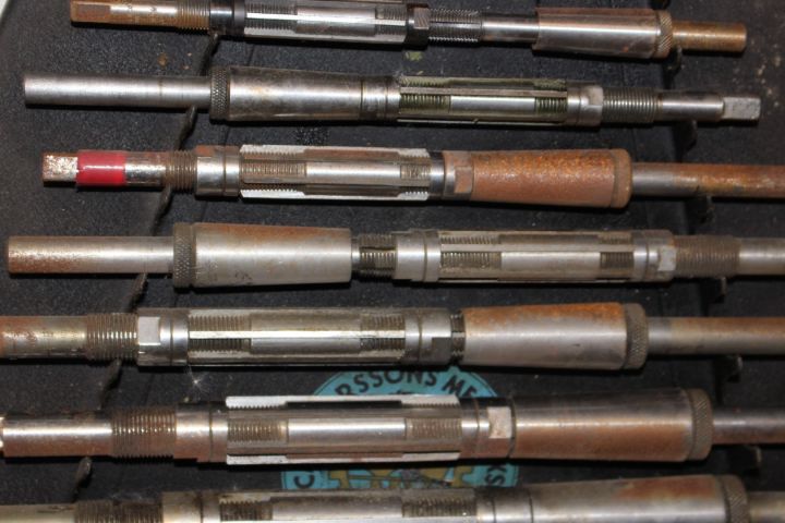 635710-3 Brotch set with 16 pieces