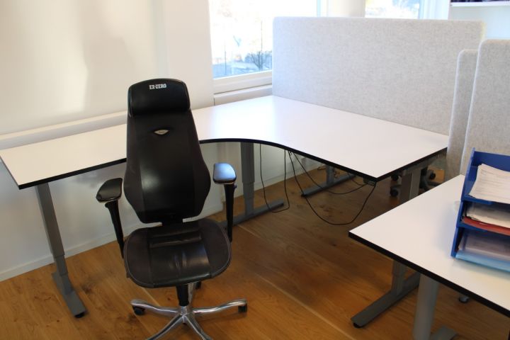 637662-1 Elektiskt höj/sänkbart skrivbord i vinkel EFG med skiljevägg, kontorsstol Kinnarps