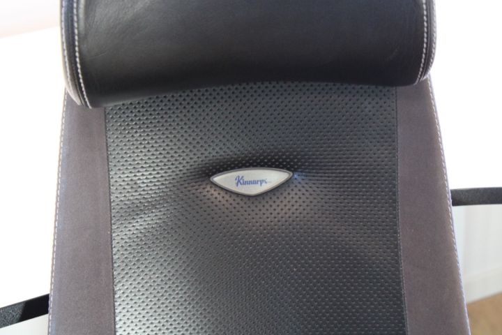 637662-3 Elektiskt höj/sänkbart skrivbord i vinkel EFG med skiljevägg, kontorsstol Kinnarps