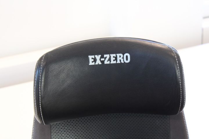 637662-4 Elektiskt höj/sänkbart skrivbord i vinkel EFG med skiljevägg, kontorsstol Kinnarps