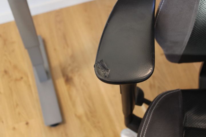 637662-5 Elektiskt höj/sänkbart skrivbord i vinkel EFG med skiljevägg, kontorsstol Kinnarps