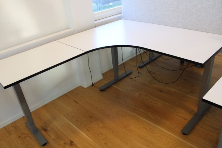 637662-6 Elektiskt höj/sänkbart skrivbord i vinkel EFG med skiljevägg, kontorsstol Kinnarps