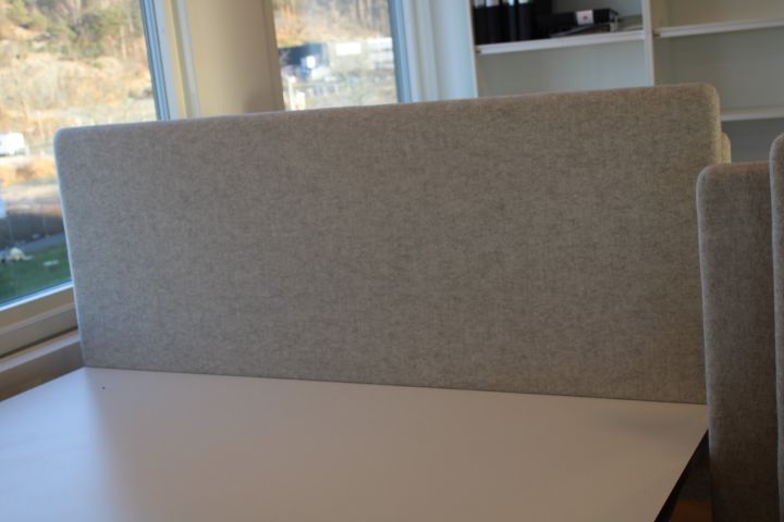 637662-7 Elektiskt höj/sänkbart skrivbord i vinkel EFG med skiljevägg, kontorsstol Kinnarps