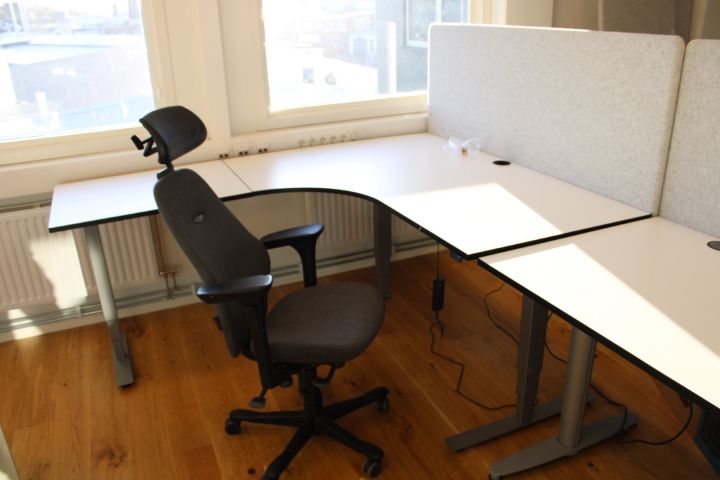 637687-1 Elektiskt höj/sänkbart skrivbord i vinkel EFG med skiljevägg, kontorsstol Kinnarps, bokhylla