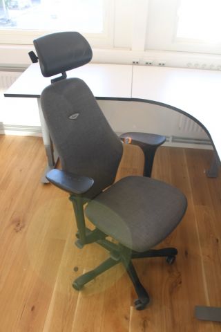 637687-2 Elektiskt höj/sänkbart skrivbord i vinkel EFG med skiljevägg, kontorsstol Kinnarps, bokhylla