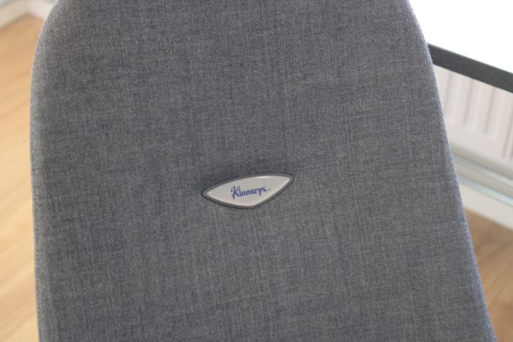 637687-3 Elektiskt höj/sänkbart skrivbord i vinkel EFG med skiljevägg, kontorsstol Kinnarps, bokhylla