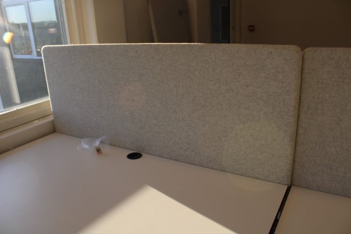 637687-4 Elektiskt höj/sänkbart skrivbord i vinkel EFG med skiljevägg, kontorsstol Kinnarps, bokhylla