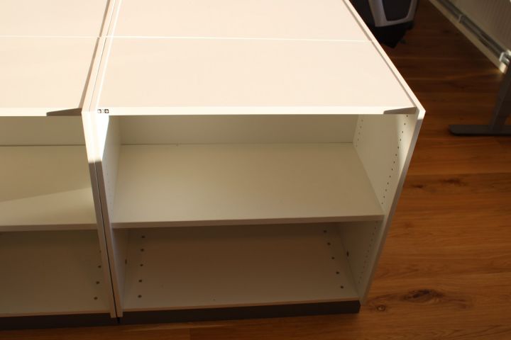 637687-6 Elektiskt höj/sänkbart skrivbord i vinkel EFG med skiljevägg, kontorsstol Kinnarps, bokhylla