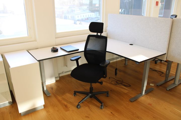 637691-1 Elektiskt höj/sänkbart skrivbord i vinkel EFG medskiljevägg, kontorsstol SAVO, bokhylla EFG