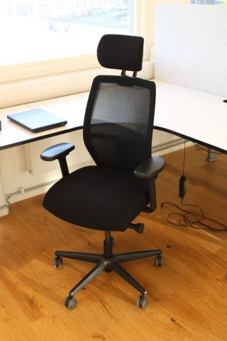 637691-2 Elektiskt höj/sänkbart skrivbord i vinkel EFG medskiljevägg, kontorsstol SAVO, bokhylla EFG