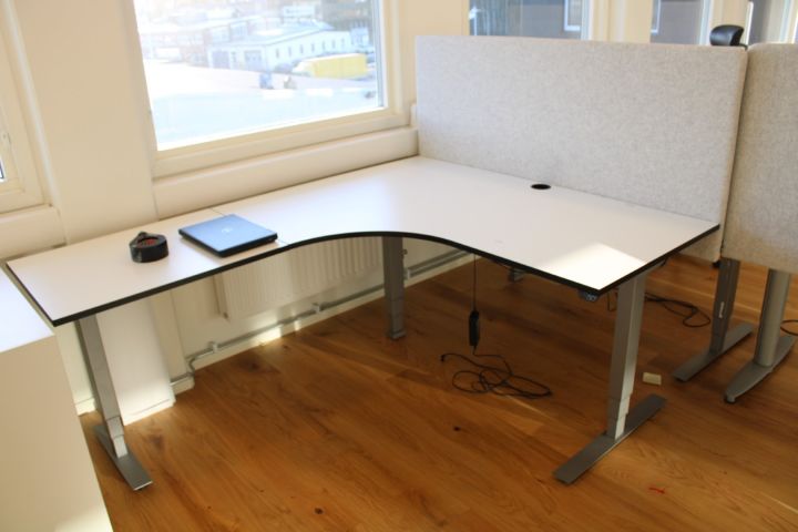 637691-3 Elektiskt höj/sänkbart skrivbord i vinkel EFG medskiljevägg, kontorsstol SAVO, bokhylla EFG