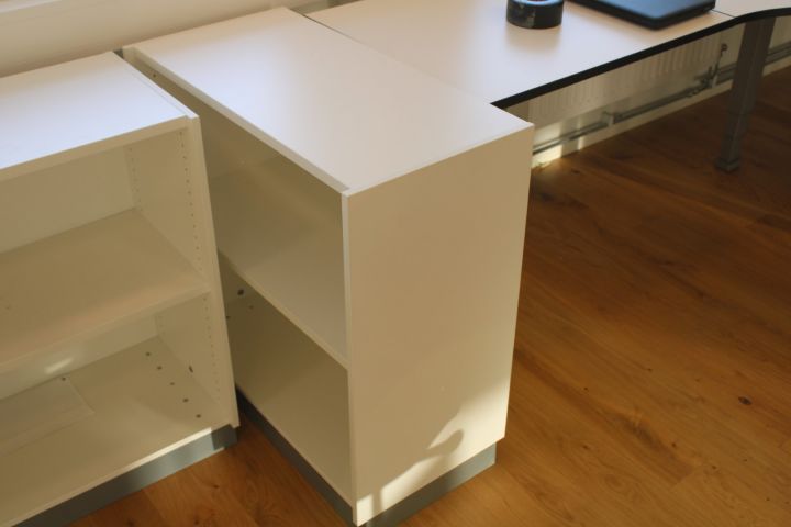 637691-4 Elektiskt höj/sänkbart skrivbord i vinkel EFG medskiljevägg, kontorsstol SAVO, bokhylla EFG