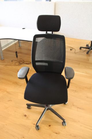 637691-5 Elektiskt höj/sänkbart skrivbord i vinkel EFG medskiljevägg, kontorsstol SAVO, bokhylla EFG