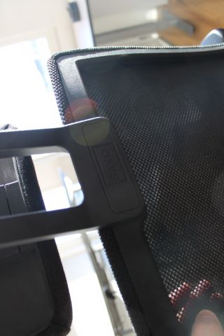 637691-6 Elektiskt höj/sänkbart skrivbord i vinkel EFG medskiljevägg, kontorsstol SAVO, bokhylla EFG