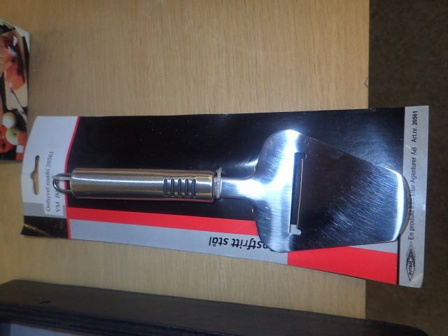 577550-2 Larger amount of cutlery / household utensils in different models