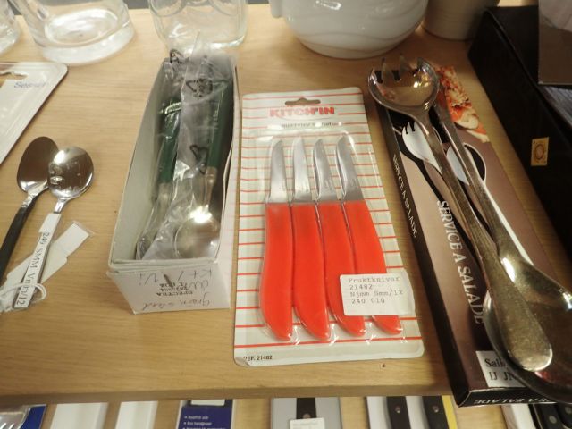 577550-6 Larger amount of cutlery / household utensils in different models