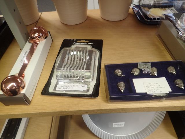 577550-8 Larger amount of cutlery / household utensils in different models