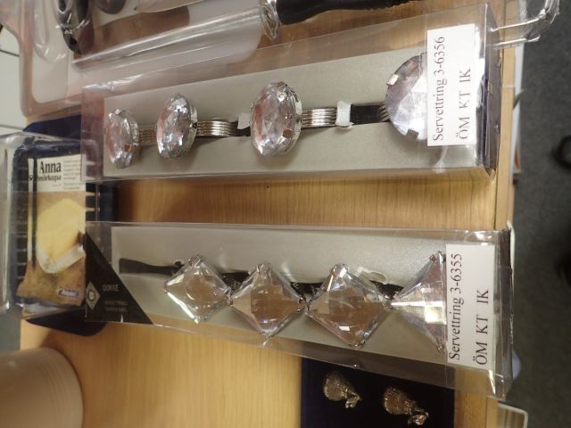 577550-9 Larger amount of cutlery / household utensils in different models