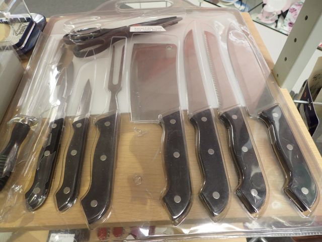 577550-10 Larger amount of cutlery / household utensils in different models