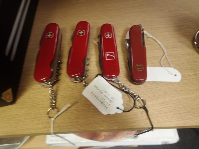 577550-11 Larger amount of cutlery / household utensils in different models