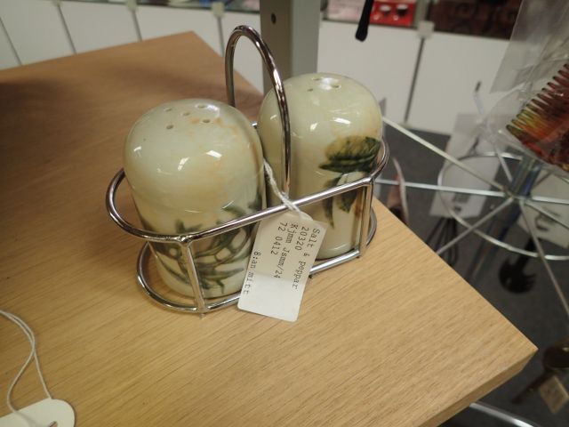 577550-12 Larger amount of cutlery / household utensils in different models