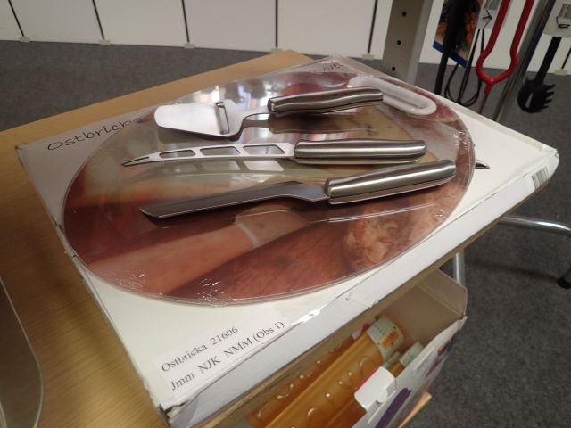 577550-14 Larger amount of cutlery / household utensils in different models