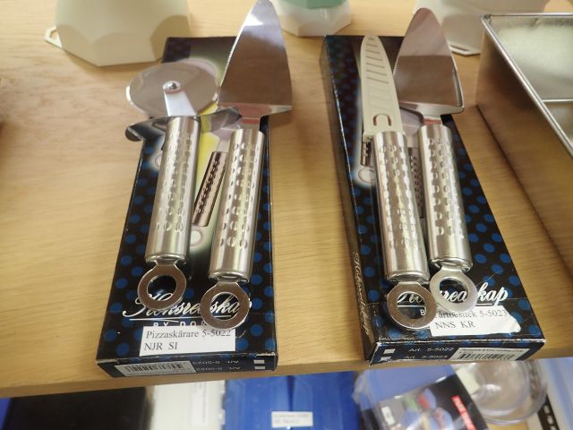 577550-17 Larger amount of cutlery / household utensils in different models