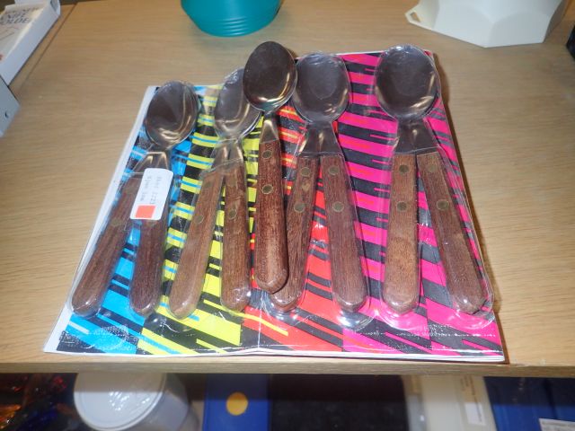 577550-18 Larger amount of cutlery / household utensils in different models