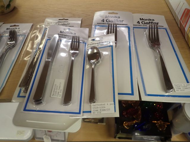 577550-19 Larger amount of cutlery / household utensils in different models