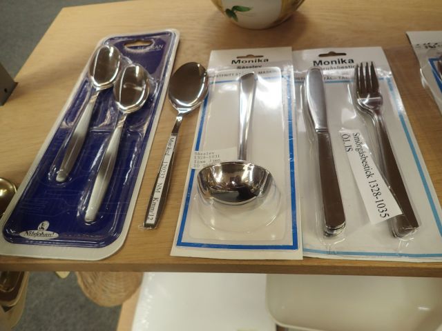 577550-20 Larger amount of cutlery / household utensils in different models