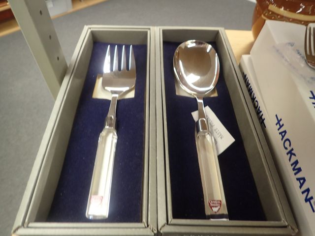 577550-22 Larger amount of cutlery / household utensils in different models