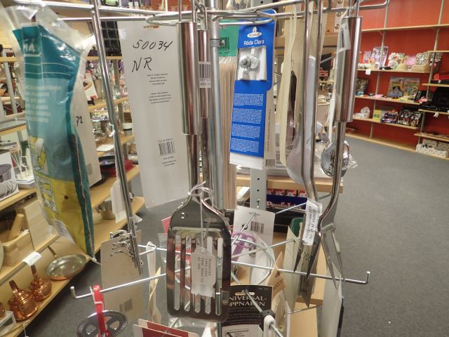 577550-26 Larger amount of cutlery / household utensils in different models