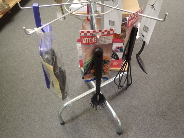 577550-28 Larger amount of cutlery / household utensils in different models