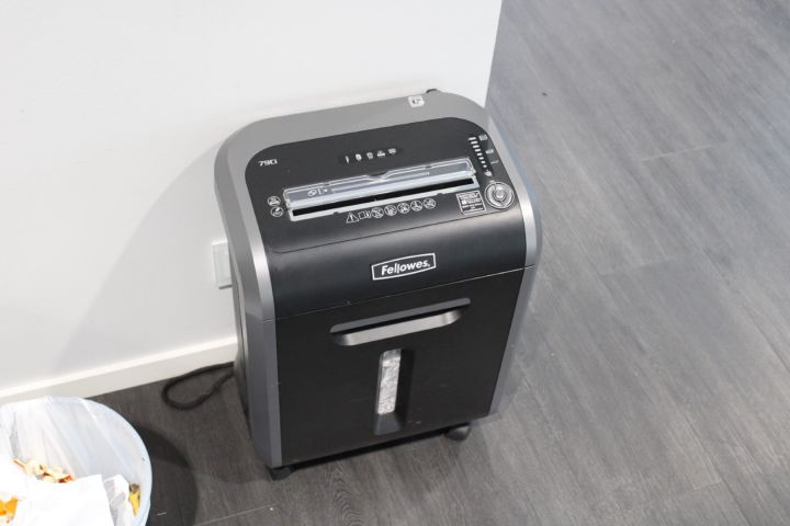 626162-3 TV Peaq ca 46" och dokumentförstörare Fellowes