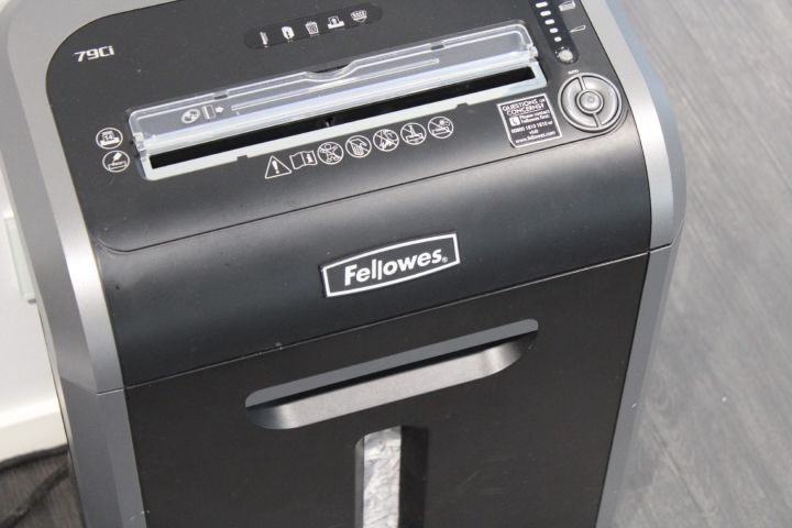 626162-4 TV Peaq ca 46" och dokumentförstörare Fellowes