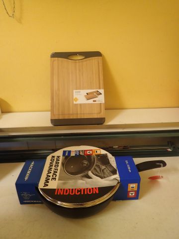 617403-1 Tractor pan with lid Hackman & Cutting Board Anti-slip Bamboo Dorre