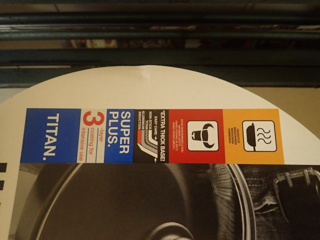 617403-5 Tractor pan with lid Hackman & Cutting Board Anti-slip Bamboo Dorre