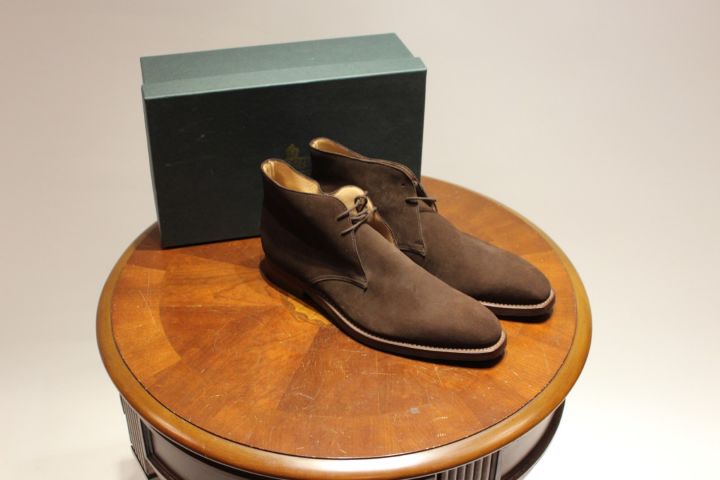 635854-1 Herrskor Crockett & Jones Tetbury DK Brown Dainite Studded Suede, strl 10,5E