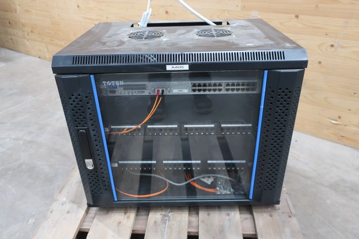 643347-2 Nätverksskåp / Rackskåp med HP Switch.
