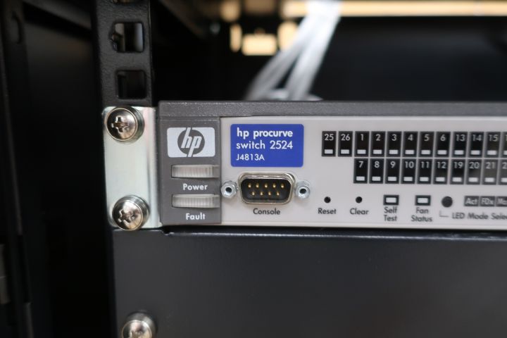 643347-4 Nätverksskåp / Rackskåp med HP Switch.