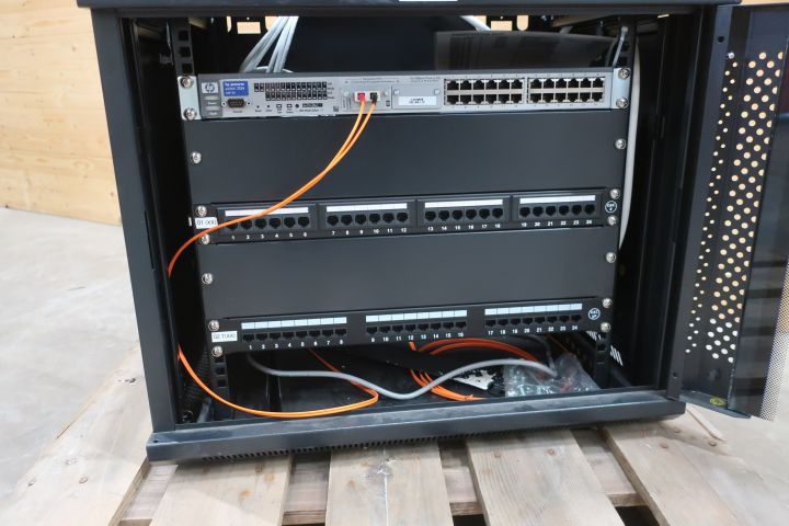 643347-3 Nätverksskåp / Rackskåp med HP Switch.
