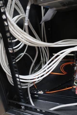 643347-7 Nätverksskåp / Rackskåp med HP Switch.