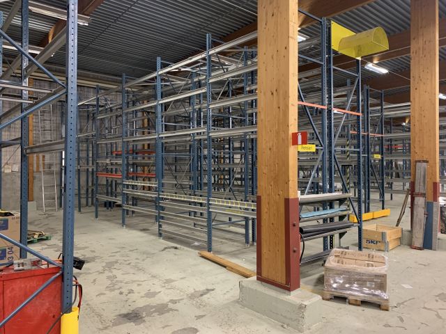 618198-1 Pallställ med ca 60 pallplatser.