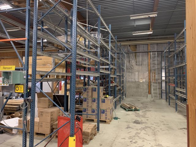 618198-2 Pallställ med ca 60 pallplatser.