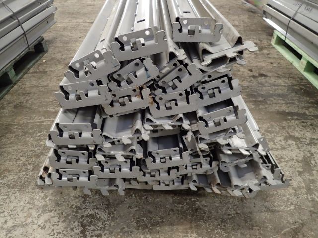 618198-8 Pallställ med ca 60 pallplatser.