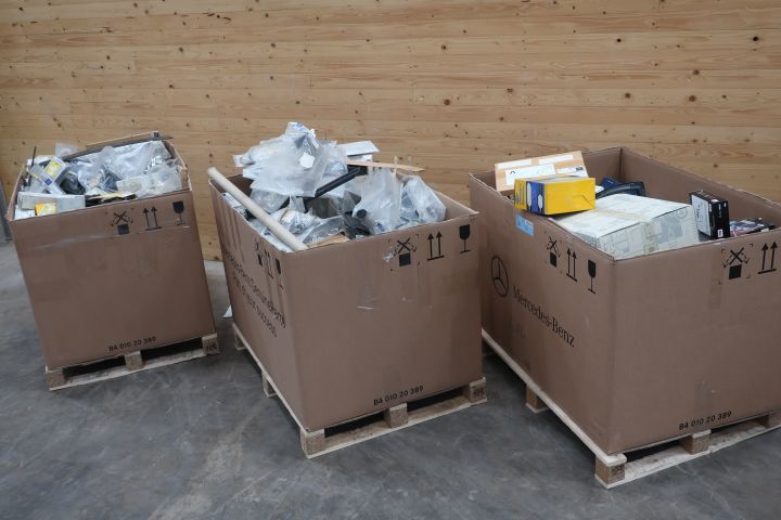 638280-1 Large assortment of Mercedes-Benz car spare parts etc.