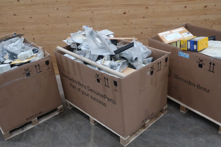 638280-2 Large assortment of Mercedes-Benz car spare parts etc.