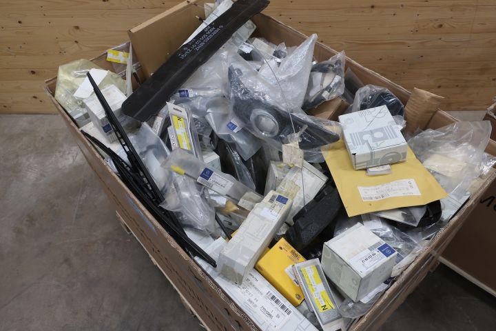 638280-3 Large assortment of Mercedes-Benz car spare parts etc.