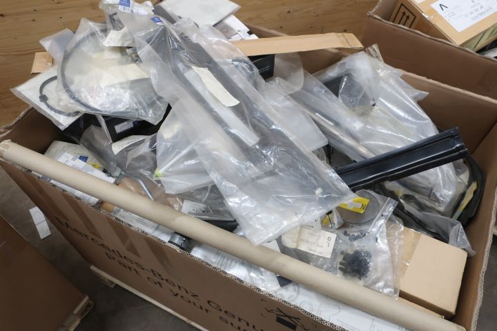 638280-4 Large assortment of Mercedes-Benz car spare parts etc.