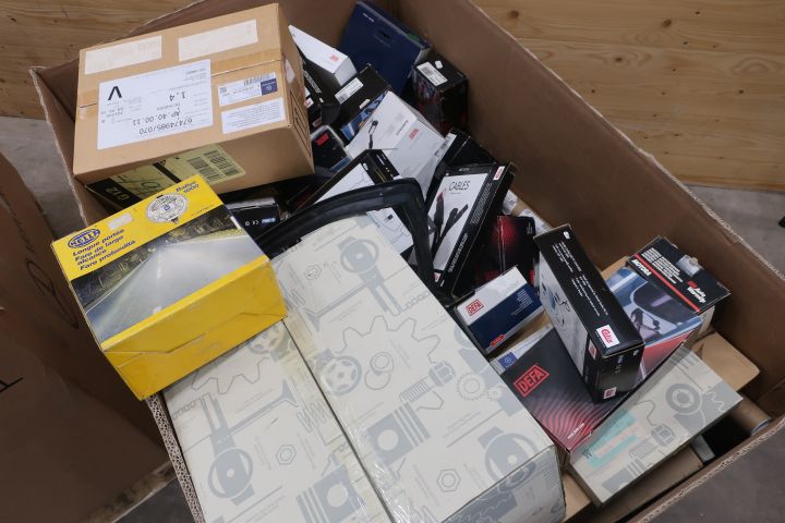 638280-5 Large assortment of Mercedes-Benz car spare parts etc.